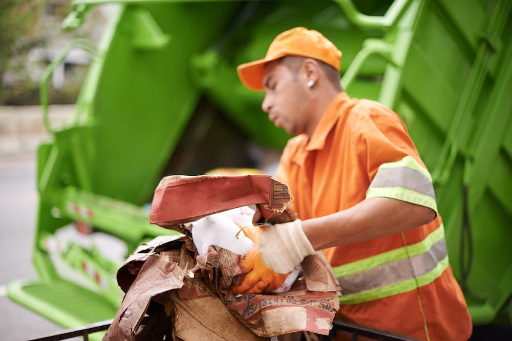 man-working-with-recycling-on-city-street-2026-03-25-07-07-51-utc.jpg